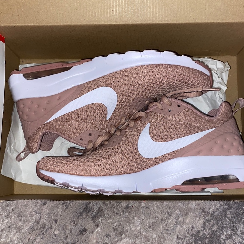 Nike air max motion size 8